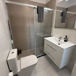 Apartment Seaside Paradise - 2 Bedroom With Ocean Views & Air Conditioning In